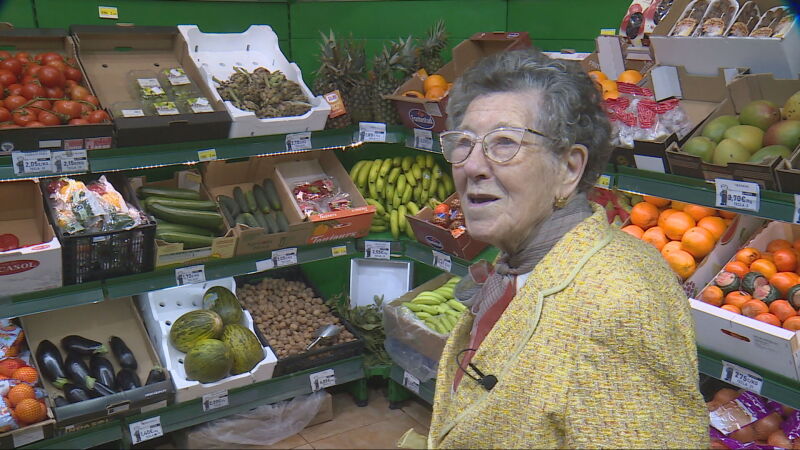 Paquita, la abuela 'coraje' de 94 años que sigue al frente de su supermercado en Torrelaguna