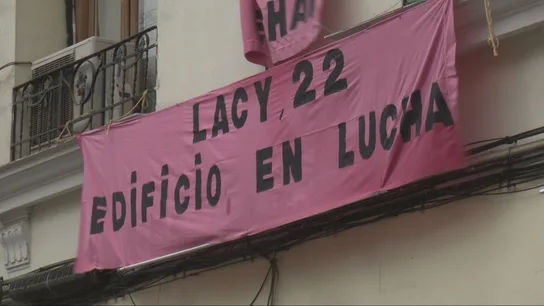 "Nos quedamos": los vecinos de General Lacy (Madrid) se niegan a abandonar sus viviendas tras ser vendidas a un fondo buitre "Nos quedamos": los vecinos de General Lacy (Madrid) se niegan a abandonar sus viviendas tras ser vendidas a un fondo buitre
