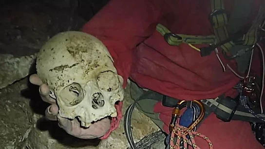 El hallazgo de huesos de una niña y una mujer en una cueva de Granada reabre el misterio de dos antiguas desapariciones El hallazgo de huesos de una niña y una mujer en una cueva de Granada reabre el misterio de dos antiguas desapariciones