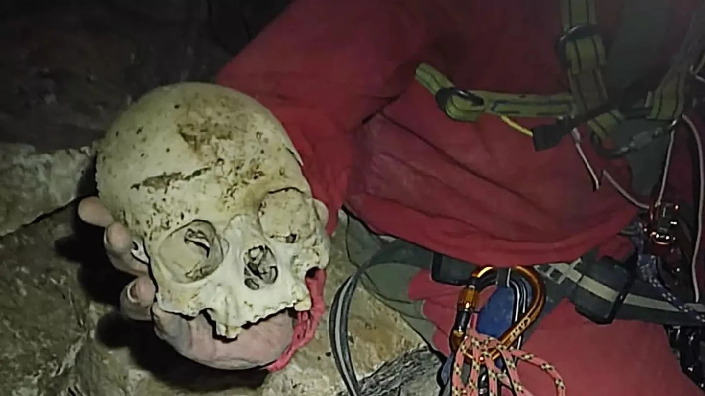 El hallazgo de huesos de una niña y una mujer en una cueva de Granada reabre el misterio de dos antiguas desapariciones El hallazgo de huesos de una niña y una mujer en una cueva de Granada reabre el misterio de dos antiguas desapariciones