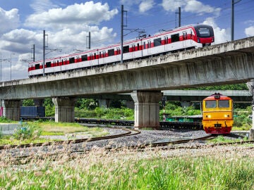 Trenes de alta velocidad y trenes de mercanc&iacute;as con cielo nublado