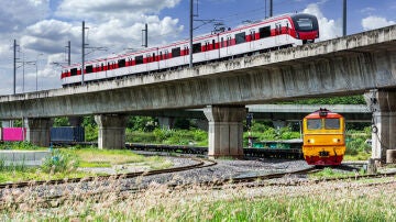 Trenes de alta velocidad y trenes de mercancías con cielo nublado