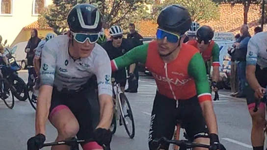 Ciclista empujado en el GP San José Astillero Ciclista empujado en el GP San José Astillero