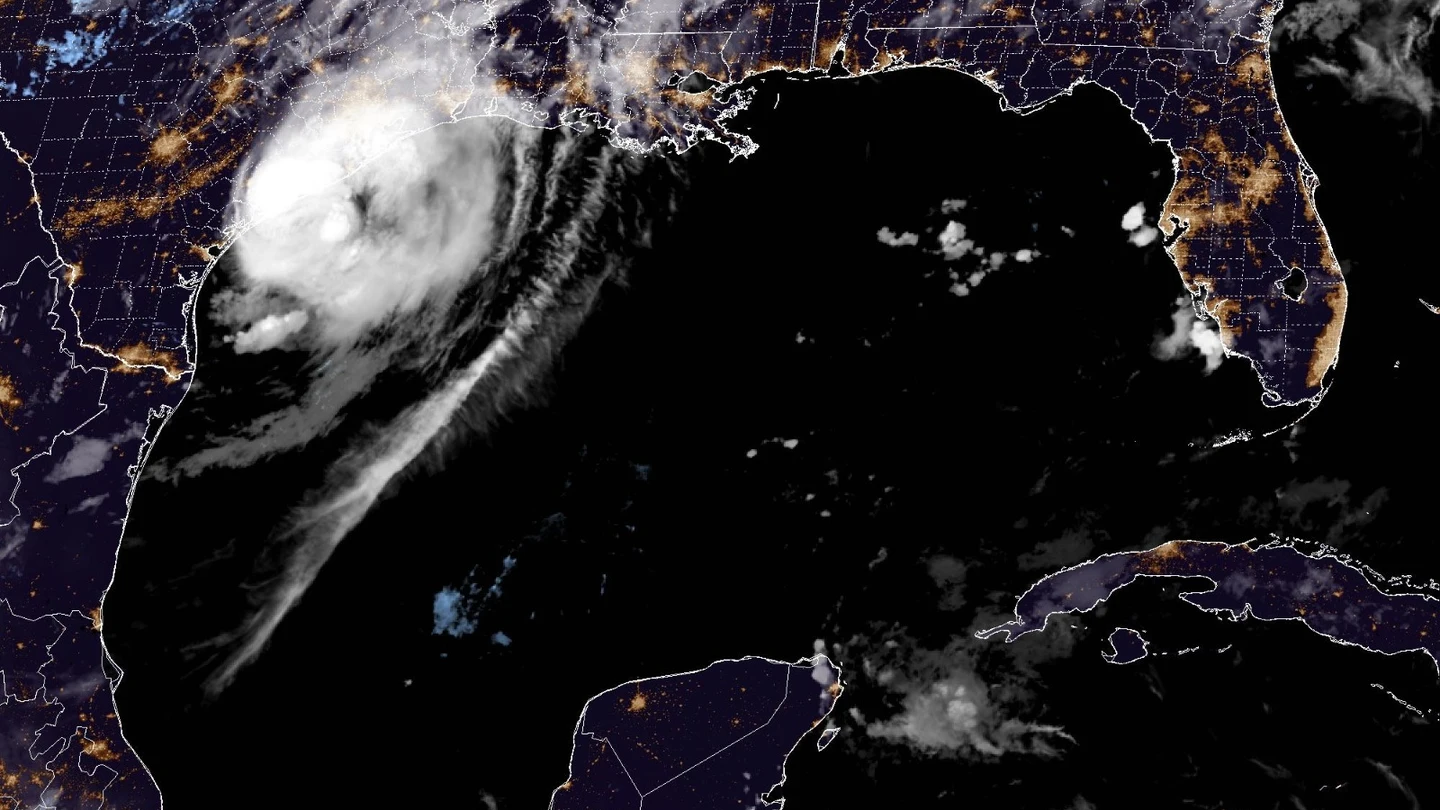 Foto de archivo que muestra cómo el servicio de NOAA predijo con certeza el paso del huracán Beryl en Estados Unidos el año pasado. Foto de archivo que muestra cómo el servicio de NOAA predijo con certeza el paso del huracán Beryl en Estados Unidos el año pasado.