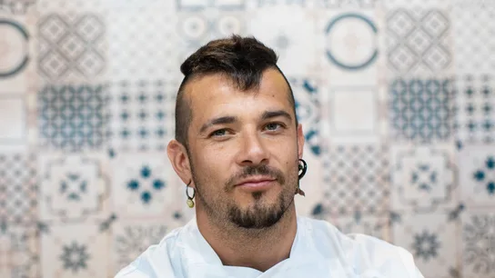 La receta de merluza rellena de langostinos del chef Carlos Maldonado. Primer plano del chef Carlos Maldonado durante el Gourmet Show de 2022 en Ifema.