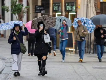 Imágenes de varias personas en la calle bajo la lluvia. Imágenes de varias personas en la calle bajo la lluvia.
