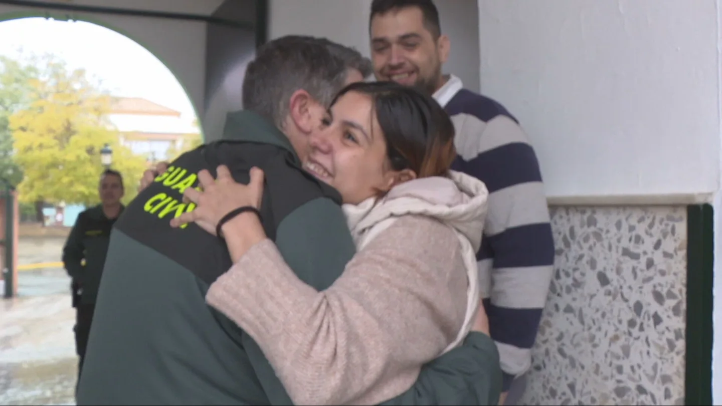 "Estos no son agentes, son ángeles": el emotivo reencuentro tras el rescate de un bebé en el cuartel de la Guardia Civil de Carmona (Sevilla) "Estos no son agentes, son ángeles": el emotivo reencuentro tras el rescate de un bebé en el cuartel de la Guardia Civil de Carmona (Sevilla)