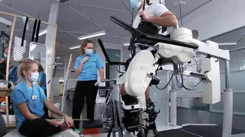 Activación de las piernas de un paciente a través del nuevo sistema Activación de las piernas de un paciente a través del nuevo sistema