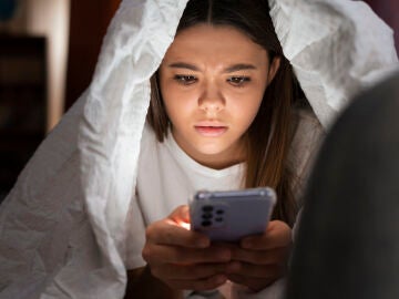 Mujer joven con el m&oacute;vil