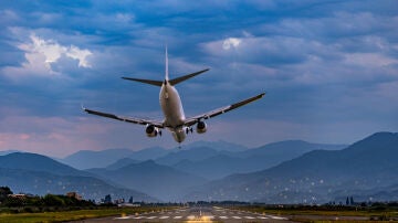 Avión aterrizando