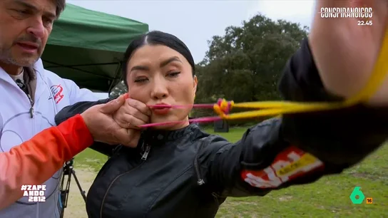 Jiaping aprende a tirar con arco de la mano de un campeón de España: "No pongas morritos" Alberto Díaz, campeón de España, enseña Jiaping a tirar con arco y la prepara para el 'Desafiito' de esta semana de explotar un globo colocado en el centro de una diana. ¿Lo conseguirá? La respuesta, en este vídeo.