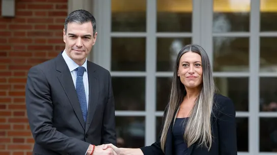 Miriam Nogueras (Junts) estrecha la mano a Sánchez muy seria Miriam Nogueras (Junts) estrecha la mano a Sánchez muy seria