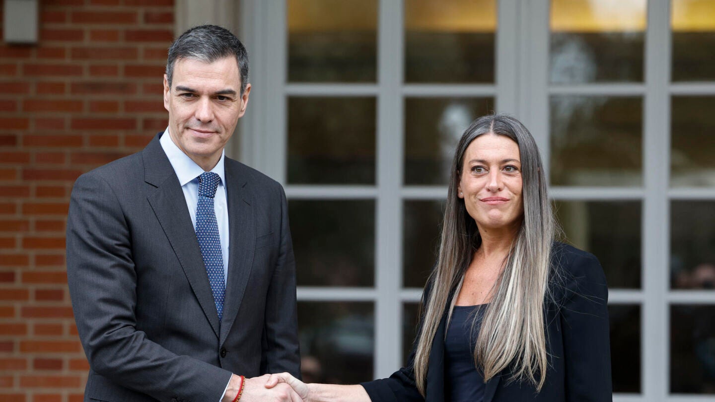 Miriam Nogueras (Junts) estrecha la mano a Sánchez muy seria