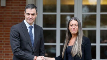 Miriam Nogueras (Junts) estrecha la mano a S&aacute;nchez muy seria