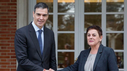 El presidente del Gobierno, Pedro S&aacute;nchez (i) recibe a la portavoz de EH Bildu en el Congreso, Mertxe Aizpurua (d)