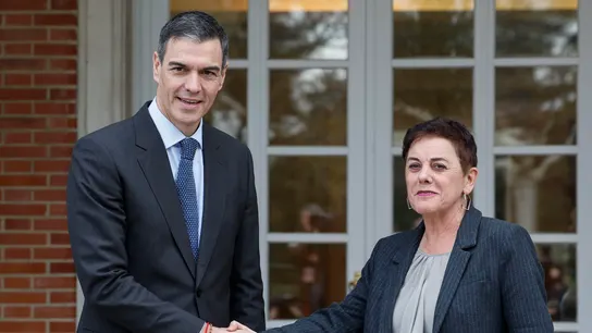 El presidente del Gobierno, Pedro Sánchez (i) recibe a la portavoz de EH Bildu en el Congreso, Mertxe Aizpurua (d) El presidente del Gobierno, Pedro Sánchez (i) recibe a la portavoz de EH Bildu en el Congreso, Mertxe Aizpurua (d)
