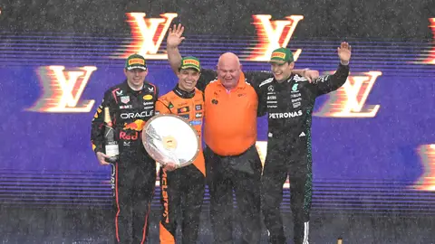 Max Verstappen (Red Bull), Lando Norris (McLaren) y George Russell (Mercedes) en el podio del GP de Australia Max Verstappen (Red Bull), Lando Norris (McLaren) y George Russell (Mercedes) en el podio del GP de Australia