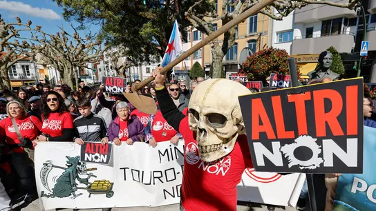 Centenares de personas convocadas por las plataformas contra la implantación de la macrocelulosa Altri en Palas de Rei (Lugo) participan en la concentración en Arzúa (A Coruña) contra Altri Centenares de personas convocadas por las plataformas contra la implantación de la macrocelulosa Altri en Palas de Rei (Lugo) participan en la concentración en Arzúa (A Coruña) contra Altri