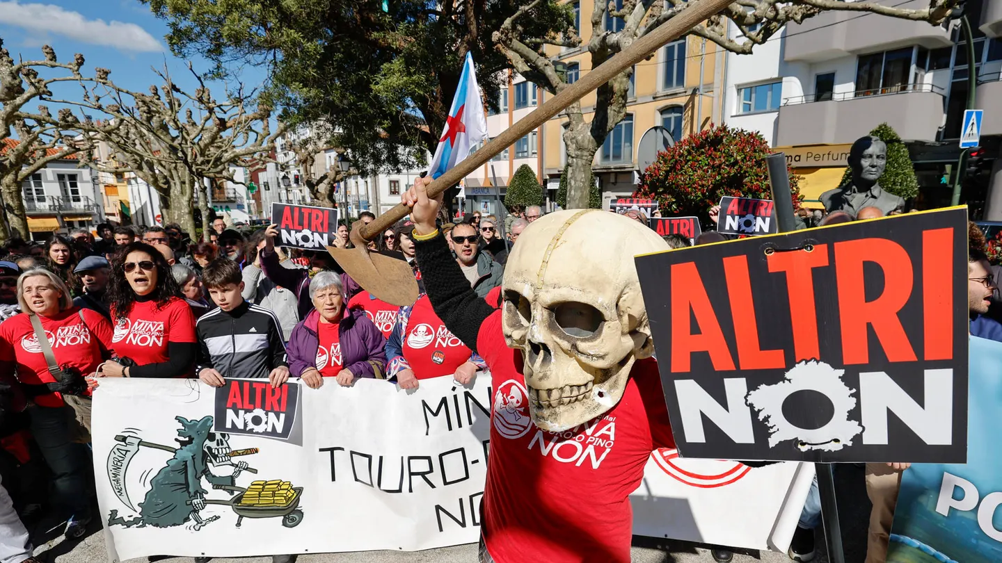 Centenares de personas convocadas por las plataformas contra la implantación de la macrocelulosa Altri en Palas de Rei (Lugo) participan en la concentración en Arzúa (A Coruña) contra Altri Centenares de personas convocadas por las plataformas contra la implantación de la macrocelulosa Altri en Palas de Rei (Lugo) participan en la concentración en Arzúa (A Coruña) contra Altri