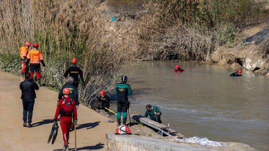 Efectivos de Polic&iacute;a Nacional, en colaboraci&oacute;n con el Grupo Especial de Actividades Subacu&aacute;ticas de la Guardia Civil (GEAS) y bomberos de Murcia