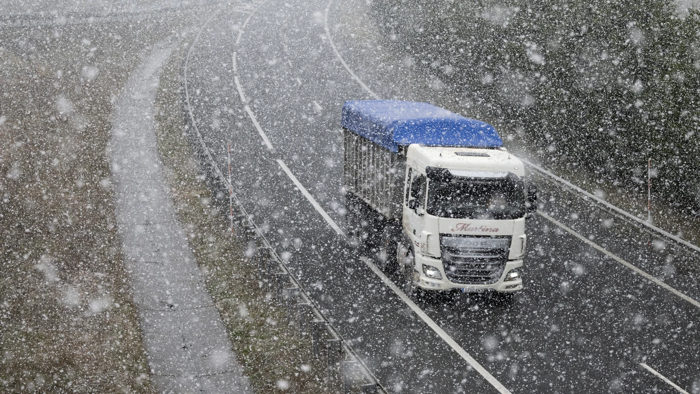 La nieve y la lluvia vuelve a azotar a España con alertas amarillas y naranjas en siete comunidades autónomas La nieve y la lluvia vuelve a azotar a España con alertas amarillas y naranjas en siete comunidades autónomas