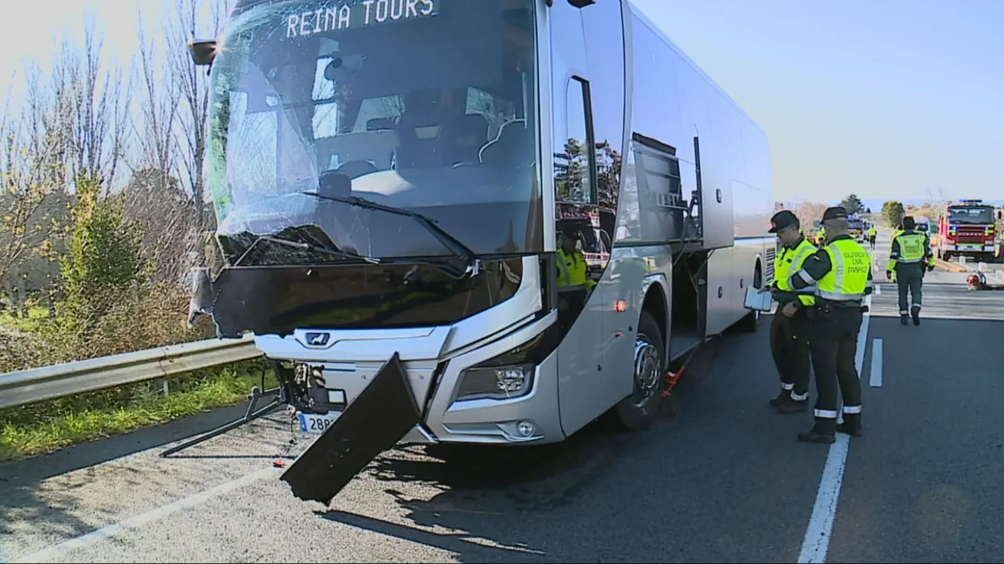 Muere una mujer en una colisión entre un autobús y dos coches entre Ribadumia y Cambados (Pontevedra) Muere una mujer en una colisión entre un autobús y dos coches entre Ribadumia y Cambados (Pontevedra)