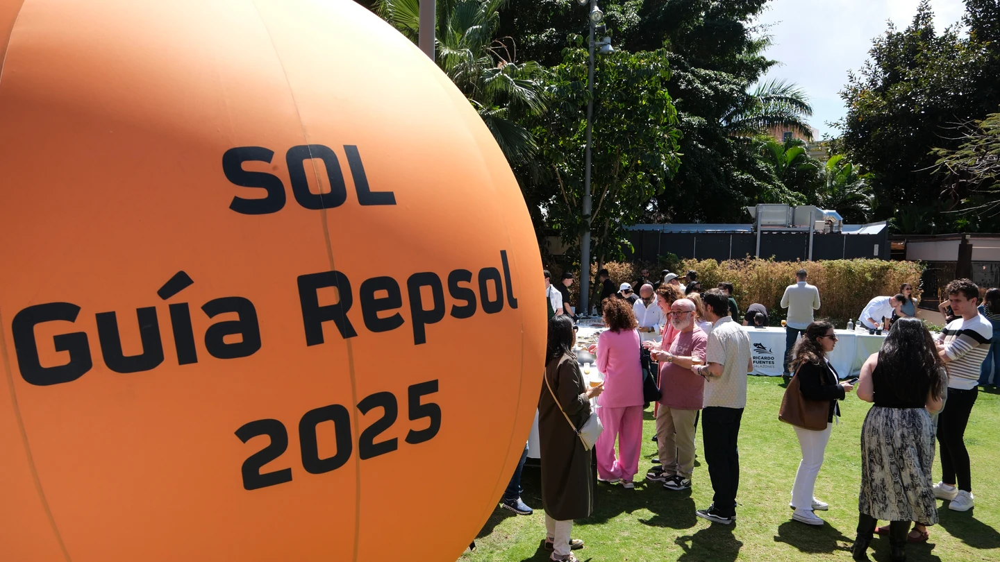 La Guía Repsol ha organizado este lunes un acto previo a la gala de entrega de los Soles Guía Repsol 2025 , donde han participado los cocineros con 3 Soles Guía Repsol, nuevos y veteranos. La Guía Repsol ha organizado este lunes un acto previo a la gala de entrega de los Soles Guía Repsol 2025 , donde han participado los cocineros con 3 Soles Guía Repsol, nuevos y veteranos.