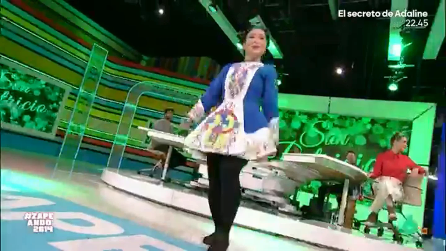 Jiaping demuestra su dominio de la danza irlandesa para celebrar San Patricio: "Ya tengo doble nacionalidad" La reportera ha bailado frente a los zapeadores una danza tradicional. Además, ha repetido su baile junto a Clodagh, una joven irlandesa que está entre el público. No te pierdas cómo han valora su reto en el vídeo principal.