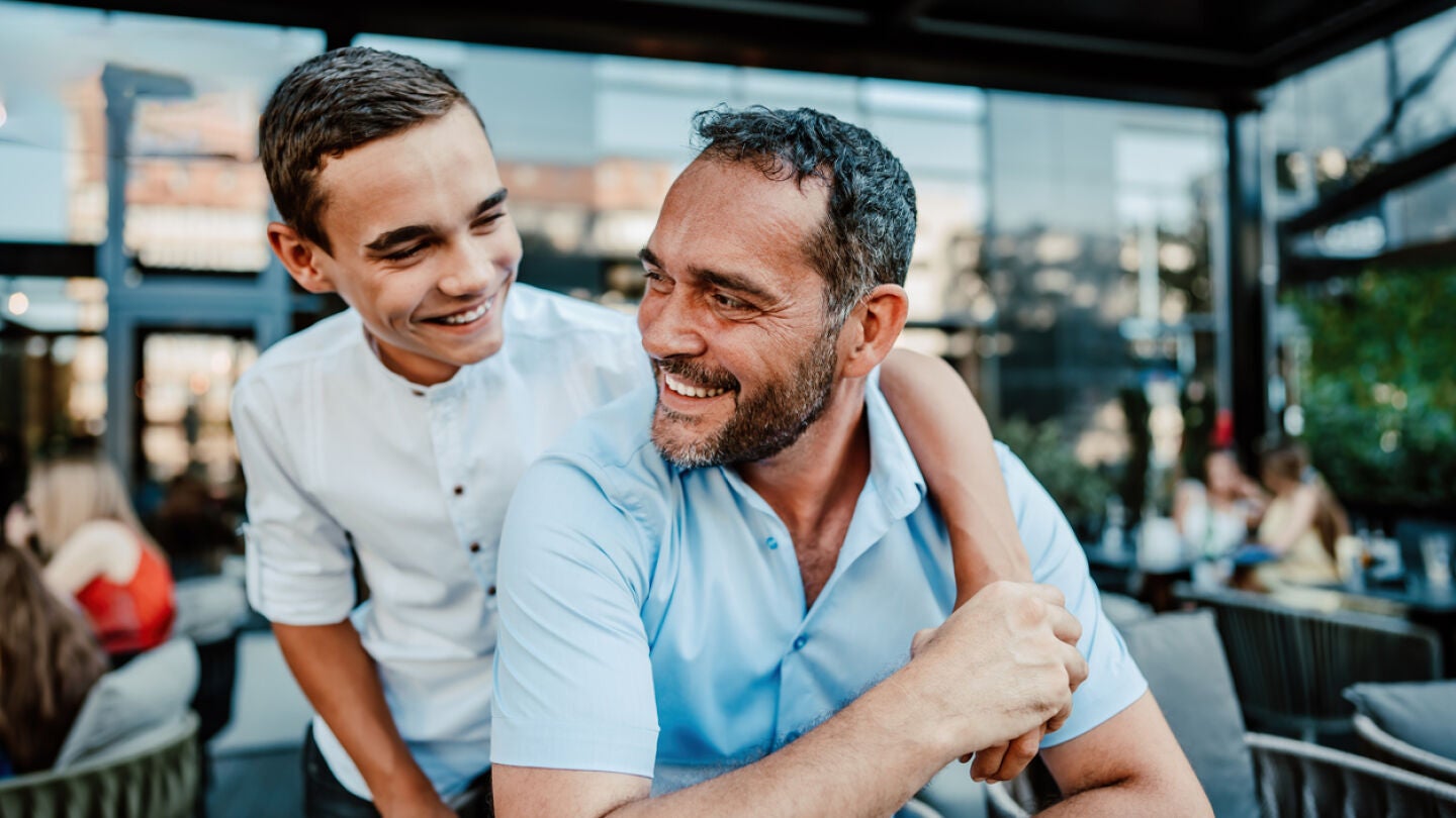 Padre e hijo en un restaurante