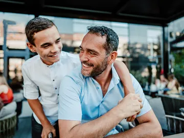 Padre e hijo en un restaurante Padre e hijo en un restaurante