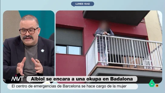 Edu Galán, a Albiol tras encararse con una okupa: "Que un alcalde se vaya a proteger el piso de un banco me parece alucinante" "El señor Albiol es un alcalde que se está pareciendo cada vez más a un sheriff", afirma Edu Galán en este vídeo donde opina sobre el polémico episodio del alcalde de Badalona al encararse con una mujer que había okupado un piso.