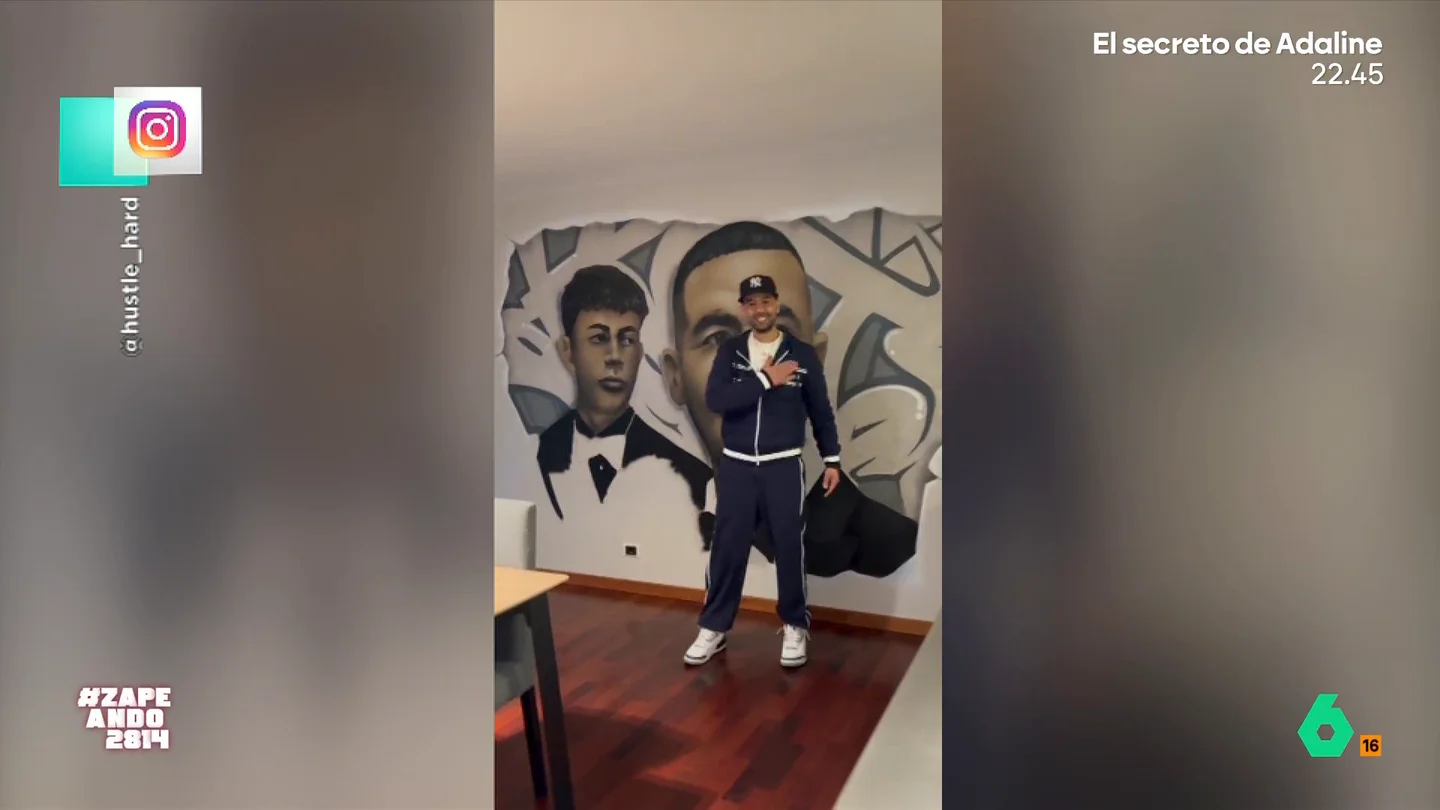 El padre de Lamine Yamal "se mola" con el mural de su casa: "Un día se asomará por detrás de su hijo en los cromos" Iñaki Urrutia analiza el mural que han pintado en casa del padre de Lamine Yamal para homenajear a su hijo, pero en el que él sale más grande: "Él saldrá en el cromo y Lamine se asomará por detrás", ironiza Dani Mateo.