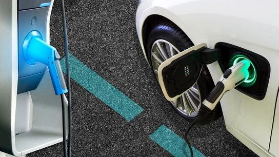 Imagen de archivo cargando un coche eléctrico. Imagen de archivo cargando un coche eléctrico.