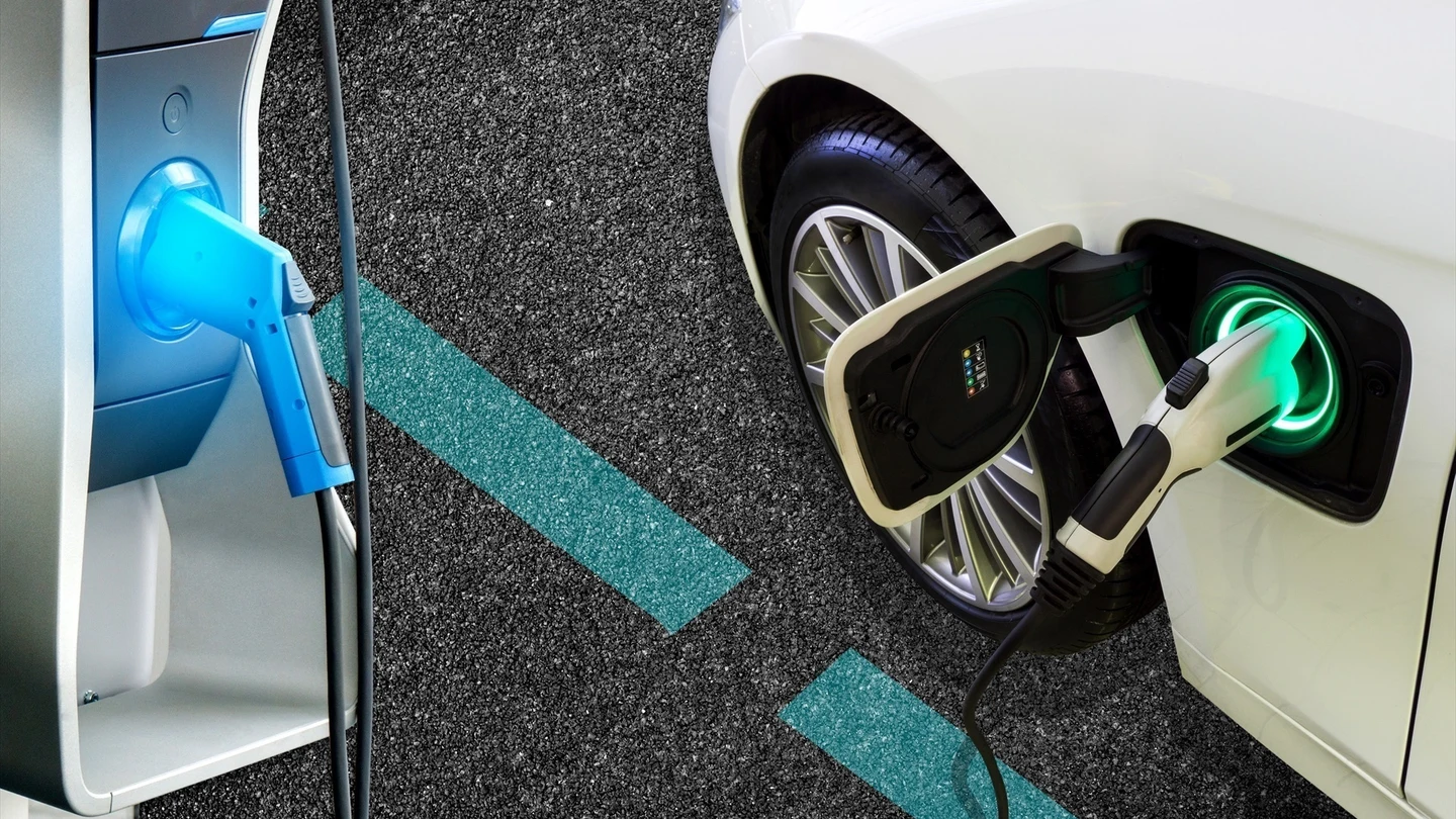 Imagen de archivo cargando un coche eléctrico. Imagen de archivo cargando un coche eléctrico.