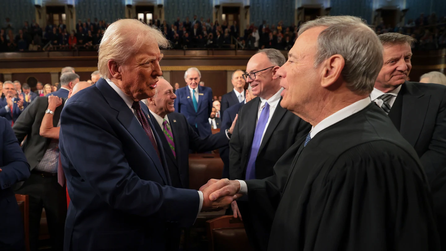 Donald Trump saluda al presidente del Tribunal Supremo de EEUU, John Roberts Donald Trump saluda al presidente del Tribunal Supremo de EEUU, John Roberts