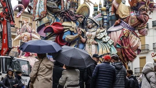 Varias personas con paraguas observan la falla Convento Jerusalén en Valencia. Varias personas con paraguas observan la falla Convento Jerusalén durante su montaje en Valencia a 14 de marzo de 2025.