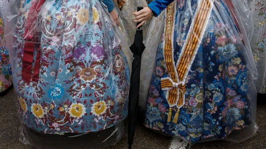 Detalle de dos trajes de fallera envueltos en plástico durante la Ofrenda de flores a la Virgen de los Desamparados. Detalle de dos trajes de fallera envueltos en plástico durante la Ofrenda de flores a la Virgen de los Desamparados.