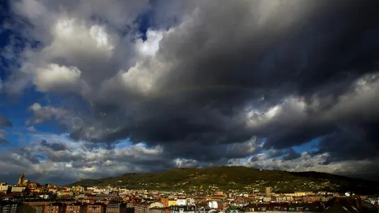 Nubes y claros sobre el cielo de Oviedo (Asturias). Nubes y claros sobre el cielo de Oviedo (Asturias).