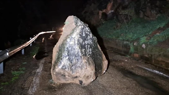 La roca ha sido retirada de la vía este mediodía. La roca ha sido retirada de la vía este mediodía.