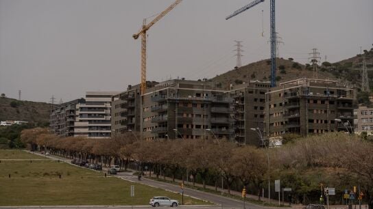 Viviendas en construcci&oacute;n en Barcelona/ David Zorrakino / Europa Press