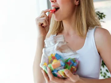 Una chica comiendo chucherías Una chica comiendo chucherías