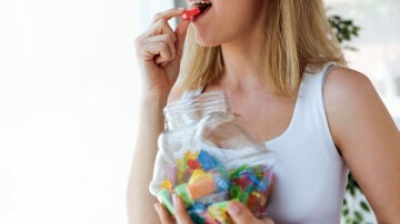 Una chica comiendo chucherías