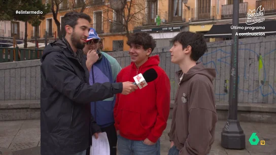 EL INTERMEDIO: La respuesta de un chico cuando Isma Juárez pregunta dónde vive el rey Juan Carlos: "Donde quiera está forrado..." EL INTERMEDIO: La respuesta de un chico cuando Isma Juárez pregunta dónde vive el rey Juan Carlos: "Donde quiera está forrado..."