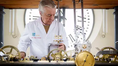 El reloj de la Puerta del Sol (Madrid) deja de sonar para someterse a su primera limpieza "pieza a pieza" en 30 años El reloj de la Puerta del Sol (Madrid) deja de sonar para someterse a su primera limpieza "pieza a pieza" en 30 años