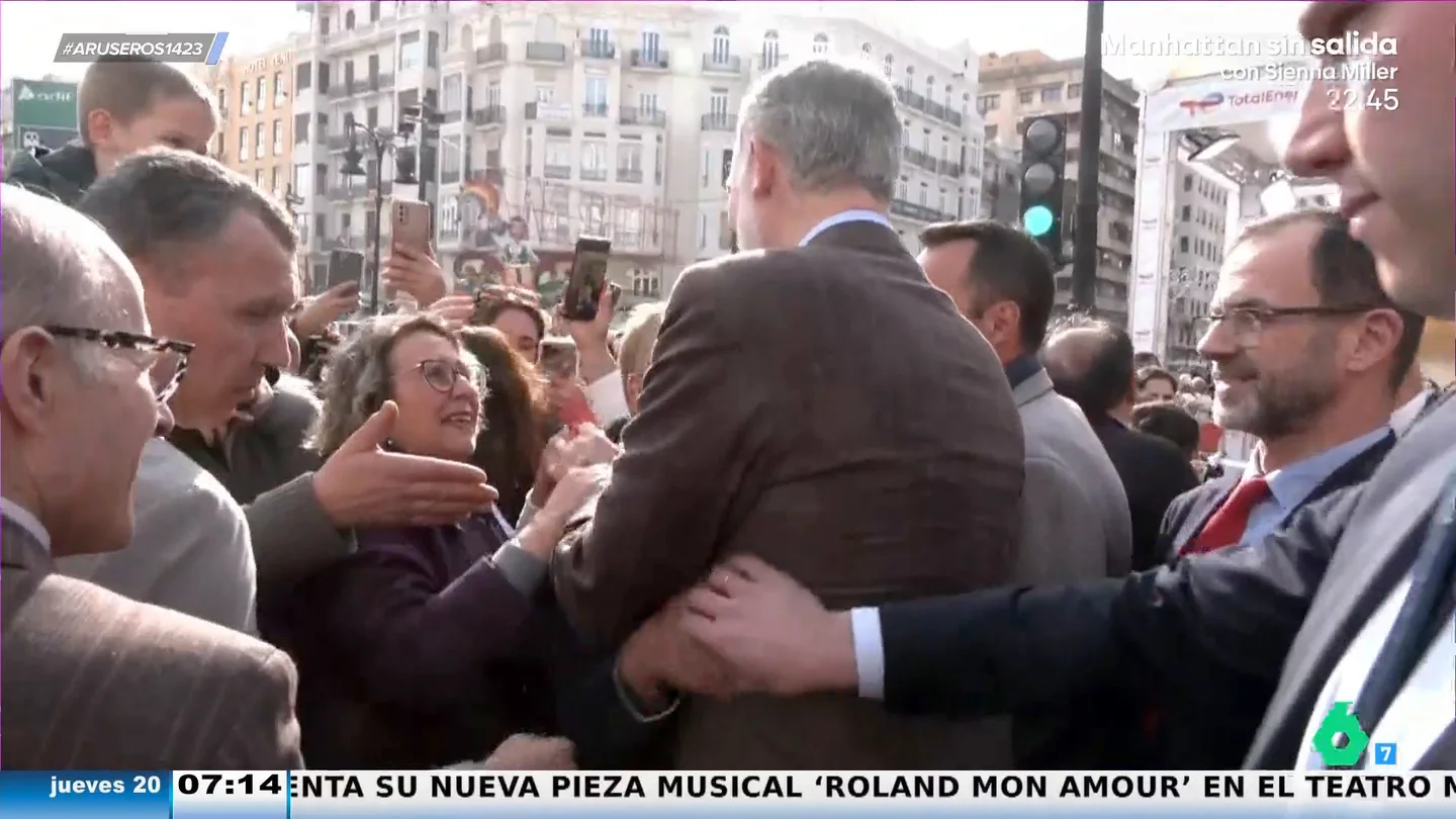 Alfonso Arús, al ver cómo una señora agarra la cintura del rey Felipe: "Imagina que lleva un cuchillo" Alfonso Arús, al ver cómo una señora agarra la cintura del rey Felipe: "Imagina que lleva un cuchillo"