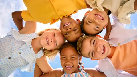 Grupo de niños felices Grupo de niños felices
