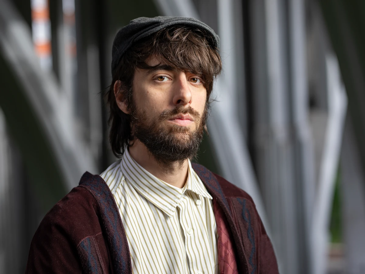 El escritor David Uclés clama contra Ayuso ante ella: "He vendido 300.000 ejemplares y en Madrid solo puedo comprar un zulo sin ventanas"