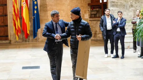 Carlos Mazón, con un familiar de una víctima de la DANA Carlos Mazón, con un familiar de una víctima de la DANA
