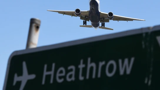 Fotografía de archivo que muestra un avión que se prepara para aterrizar en el aeropuerto de Heathrow (Reino Unido) Fotografía de archivo que muestra un avión que se prepara para aterrizar en el aeropuerto de Heathrow (Reino Unido)