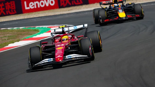 Lewis Hamilton y Max Verstappen durante la carrera sprint del GP de China Lewis Hamilton y Max Verstappen durante la carrera sprint del GP de China